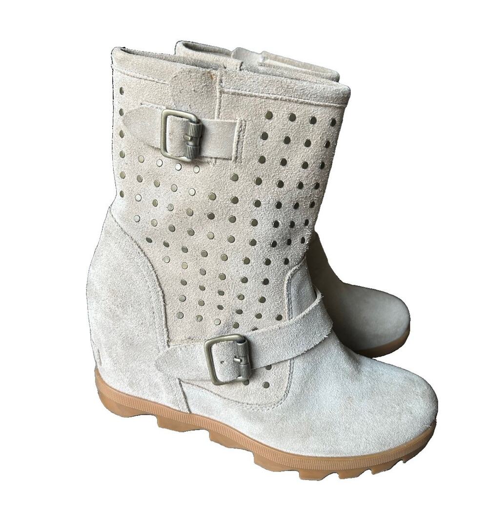 Sorel Joan of Arctic Wedge II Stud Suede Boots Women’s 8 Beige Buckle Zip